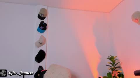 Snapshot of tyler_jonnes chatting on 23, 10, 2025 Tyler online show from 23, 10, 2025