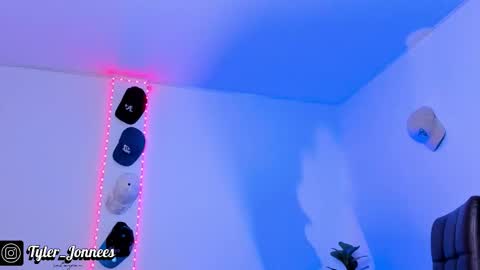 Snapshot of tyler_jonnes chatting on 25, 11, 2025 Tyler online show from 25, 11, 2025