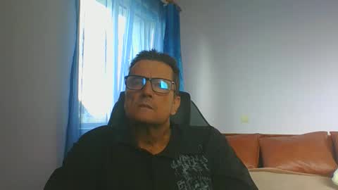 Snapshot of ulmeni4 chatting on 15, 10, 2025 ulmeni4 online show from 15, 10, 2025