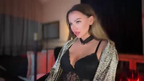 Untamed Reina  Elegant Goddess online show from 16, 7, 2026