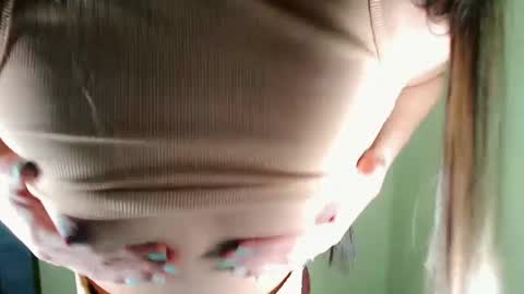 Snapshot of ur_innocent_girlx chatting on 8, 2, 2025 QUEENSY online show from 8, 2, 2025