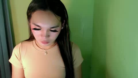 Snapshot of ur_innocent_girlx chatting on 9, 3, 2025 QUEENSY online show from 9, 3, 2025