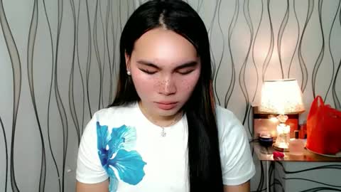 Snapshot of ur_innocent_girlx chatting on 28, 10, 2025 QUEENSY online show from 28, 10, 2025