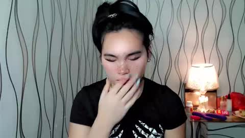 Snapshot of ur_innocent_girlx chatting on 11, 11, 2025 QUEENSY online show from 11, 11, 2025