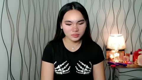 Snapshot of ur_innocent_girlx chatting on 17, 11, 2025 QUEENSY online show from 17, 11, 2025