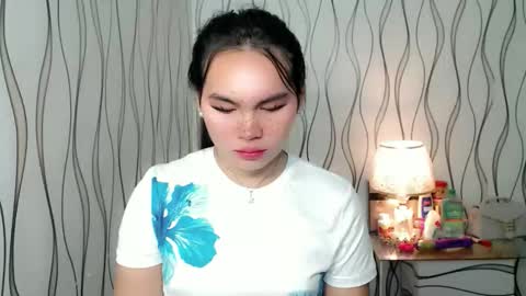 Snapshot of ur_innocent_girlx chatting on 23, 11, 2025 QUEENSY online show from 23, 11, 2025