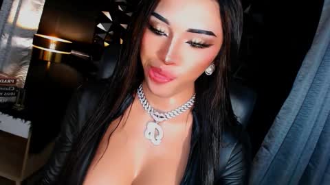 Snapshot of urgoddess_bella chatting on 8, 10, 2025 My bella 3 online show from 8, 10, 2025