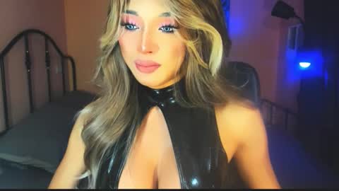 Snapshot of urgoddess_bella chatting on 18, 11, 2025 My bella 3 online show from 18, 11, 2025