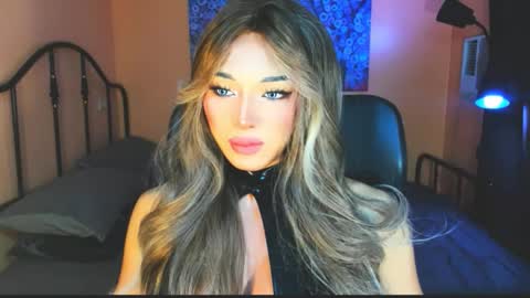 Snapshot of urgoddess_bella chatting on 19, 11, 2025 My bella 3 online show from 19, 11, 2025