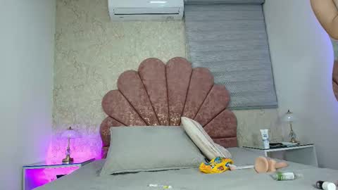 Vaiolet colls online show from 3, 2, 2026