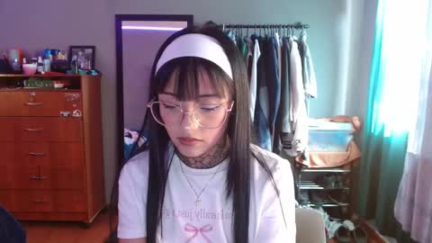 Snapshot of val_azuna chatting on 19, 12, 2025 valentina online show from 19, 12, 2025