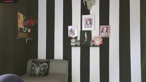 Snapshot of val_bardot1 chatting on 21, 12, 2024 first of all... who are u online show from 21, 12, 2024