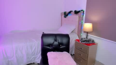 Snapshot of vale_kross chatting on 29, 12, 2024 HI IM NEW online show from 29, 12, 2024