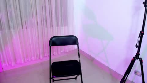 Snapshot of vale_kross chatting on 8, 4, 2026 HI IM NEW online show from 8, 4, 2026