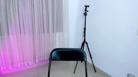 Snapshot of vale_kross chatting on 11, 4, 2026 HI IM NEW online show from 11, 4, 2026