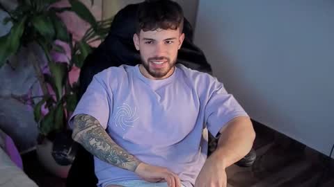 Snapshot of valenthinoking chatting on 8, 9, 2025 valenthinoking online show from 8, 9, 2025