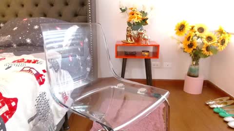 Valen Ferrer online show from 19, 12, 2024