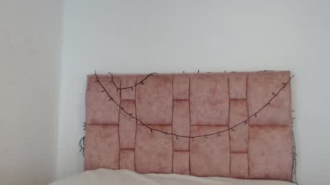 Valen independent model online show from 2, 4, 2026