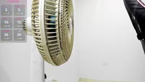 valkiiriaa_ online show from 13, 11, 2025