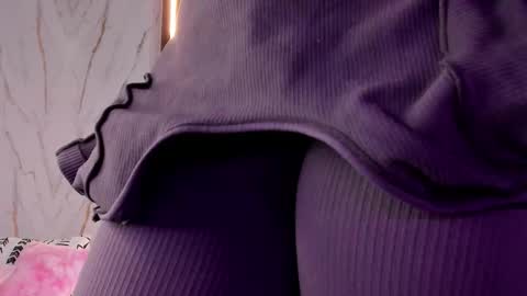 Snapshot of valloletsamar chatting on 8, 11, 2025 Vallolet Peach online show from 8, 11, 2025