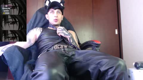 david guzman i model independenthelp me with a thumbs up online show from 29, 12, 2024