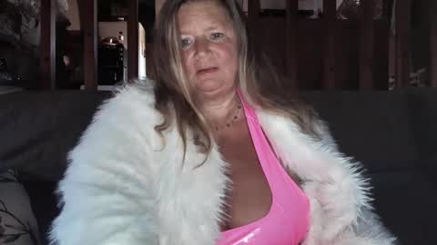 vampwoman online show from 2, 1, 2025