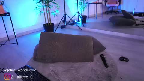 Vanessa Simon online show from 8, 3, 2025