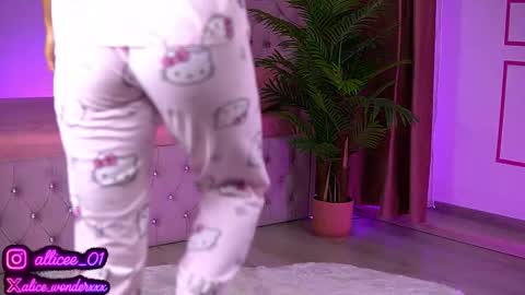 Vanessa Simon online show from 14, 9, 2025