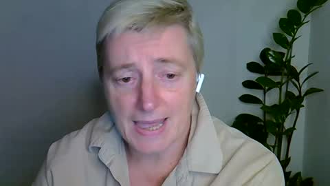 Snapshot of vea_motty chatting on 6, 11, 2025 vea_motty online show from 6, 11, 2025