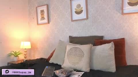 Vee Simons online show from 8, 4, 2026