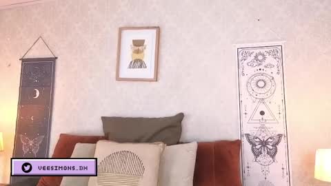 Vee Simons online show from 22, 5, 2026