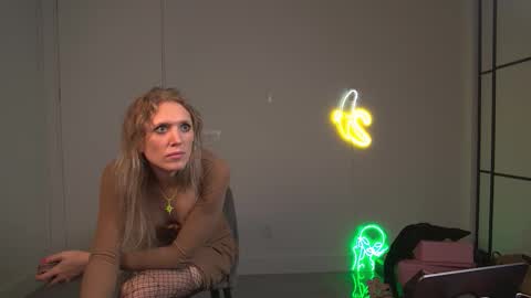 VelvetTGirl online show from 16, 3, 2026