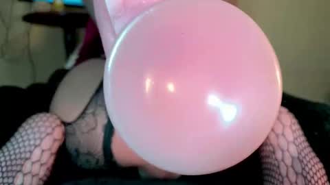 Snapshot of venustrav chatting on 4, 12, 2025 Venus online show from 4, 12, 2025