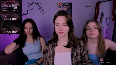 Snapshot of veronica_bubble chatting on 22, 11, 2025 Ronni online show from 22, 11, 2025