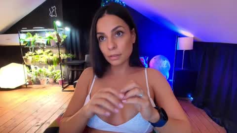 Snapshot of vevelicious chatting on 7, 11, 2025 vevelicious online show from 7, 11, 2025