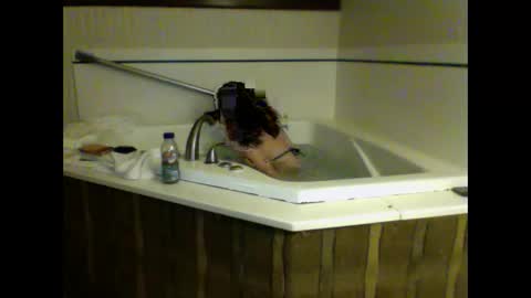 Snapshot of viaaann12 chatting on 8, 11, 2025 viaaann12 online show from 8, 11, 2025