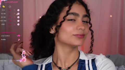 Snapshot of vicky_curly chatting on 4, 10, 2025 vicky_curly online show from 4, 10, 2025