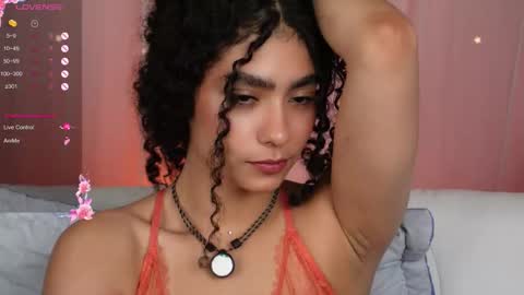 Snapshot of vicky_curly chatting on 6, 10, 2025 vicky_curly online show from 6, 10, 2025