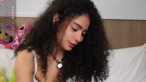 Snapshot of vicky_curly chatting on 15, 11, 2025 vicky_curly online show from 15, 11, 2025