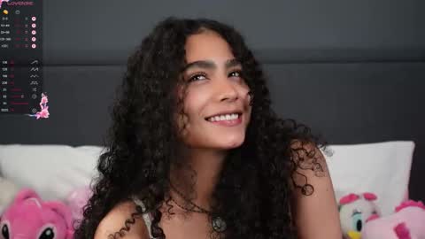 Snapshot of vicky_curly chatting on 15, 12, 2025 vicky_curly online show from 15, 12, 2025