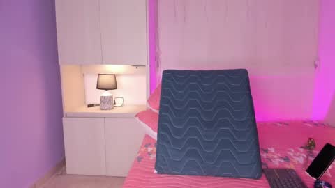 V I C K Y online show from 5, 2, 2025