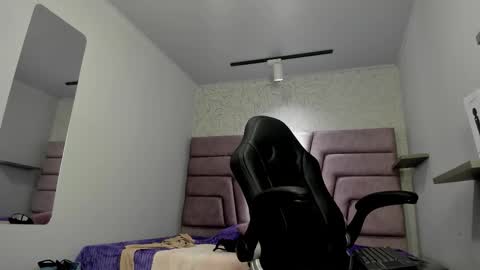 Snapshot of victoria_noir_18 chatting on 4, 11, 2025 Vicky online show from 4, 11, 2025