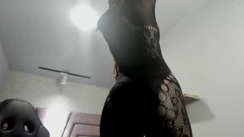 Snapshot of victoria_noir_18 chatting on 8, 11, 2025 Vicky online show from 8, 11, 2025