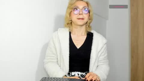Snapshot of victoria_qq chatting on 24, 5, 2026 D A N I online show from 24, 5, 2026