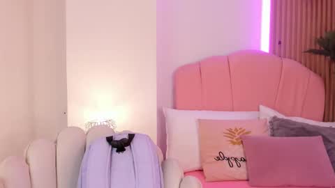 Snapshot of victoria_vallejo chatting on 4, 12, 2025 victoria online show from 4, 12, 2025