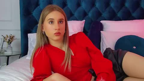 Snapshot of victoriahopson chatting on 8, 11, 2025 Victoria online show from 8, 11, 2025