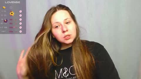 Snapshot of victoriassecrets_ chatting on 3, 10, 2025 victoriassecrets_ online show from 3, 10, 2025