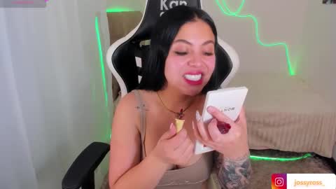 V  I C  T O R I A  online show from 11, 11, 2025