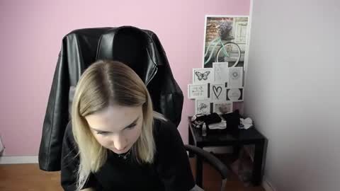 Snapshot of viktoria_lovely chatting on 22, 10, 2025 viktoria_lovely online show from 22, 10, 2025