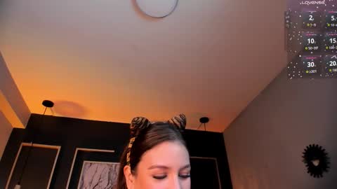 Snapshot of vikypetiteee chatting on 15, 10, 2025 Victoria online show from 15, 10, 2025